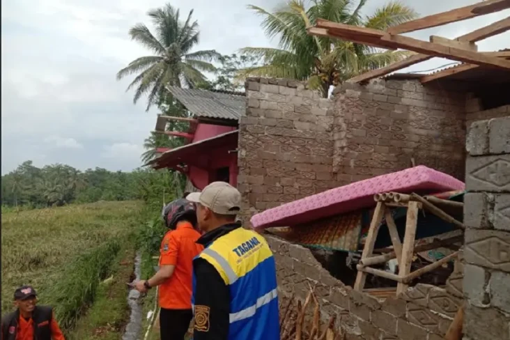 Rumah Rusak Parah Akibat...