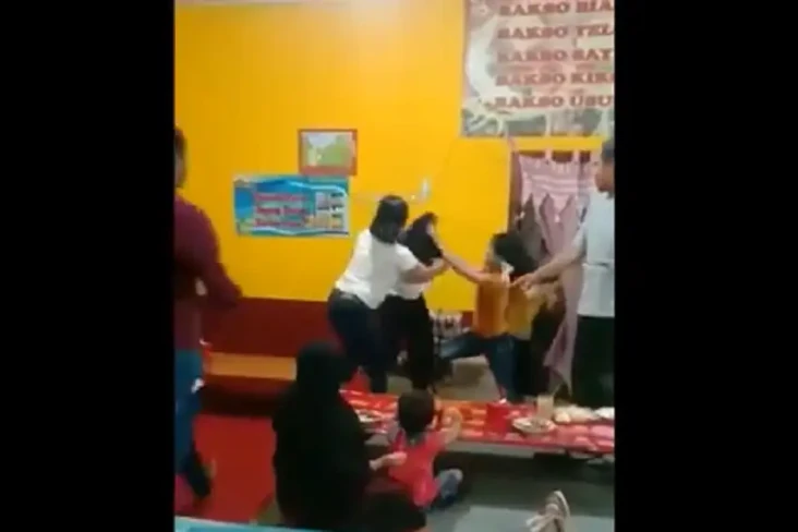 Penampakan Pelakor dan...