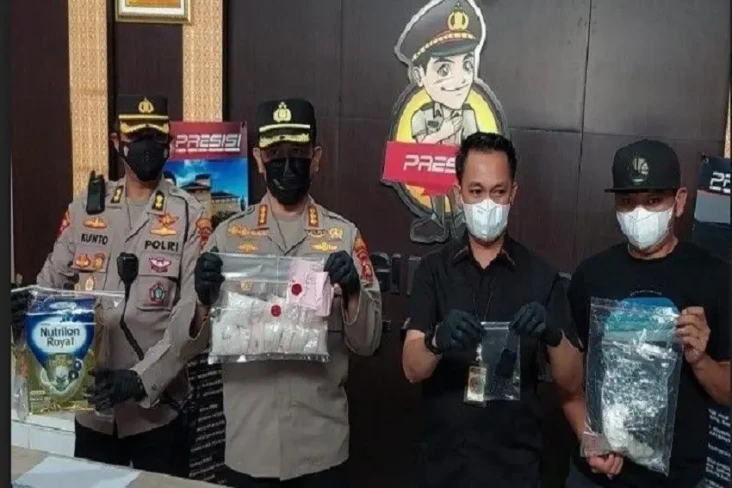 Nyamar sebagai Pembeli,...