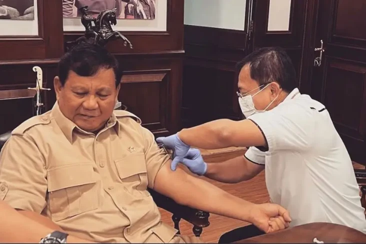 Prabowo Disuntik Booster...