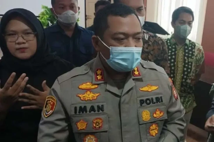 Polisi Cekcok dengan...