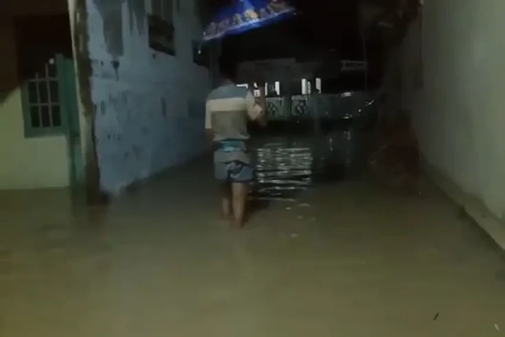Diterjang Banjir Setinggi...
