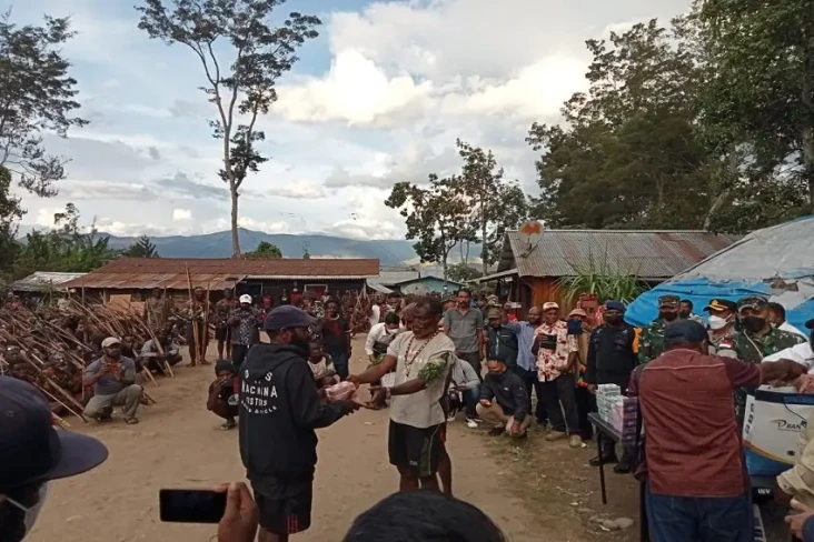Pasukan TNI dan Polisi...