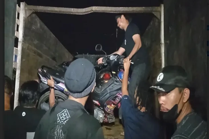 Polisi Bekuk Komplotan...