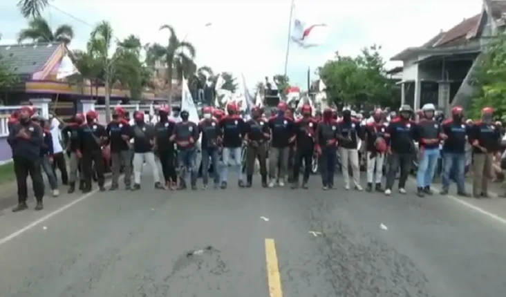 Ribuan Buruh Blokade...