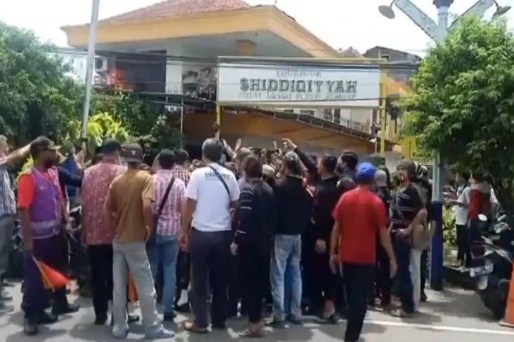Dihadang Ratusan Massa,...