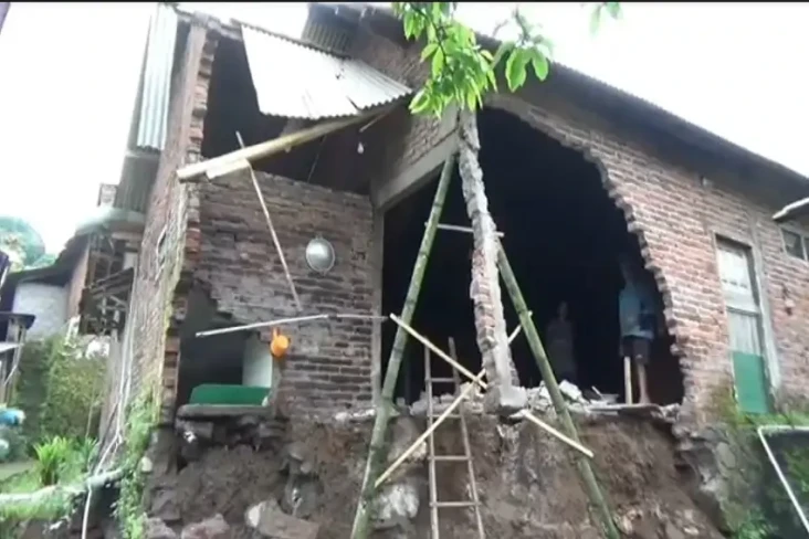 Tanah Bergerak, 1 Rumah...