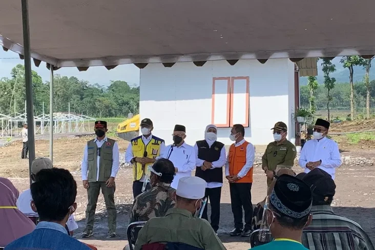 Tinjau Huntara Korban...