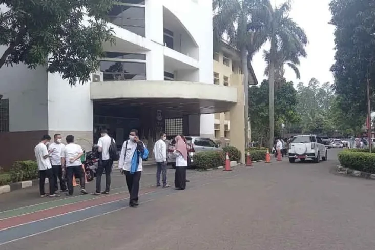 Panik dan Gemetar, Karyawan...