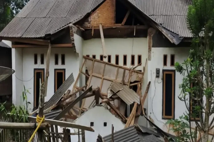 Gempa Banten Akibatkan...