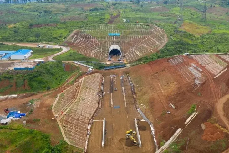Tanah Longsor Hambat...
