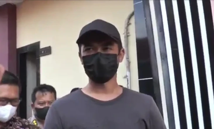 Tendang Sesajen Gunung...