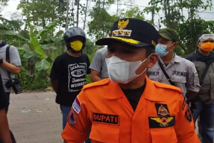 Pria Pembuang Sesaji...
