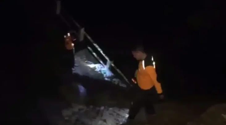 Jembatan Penghubung...