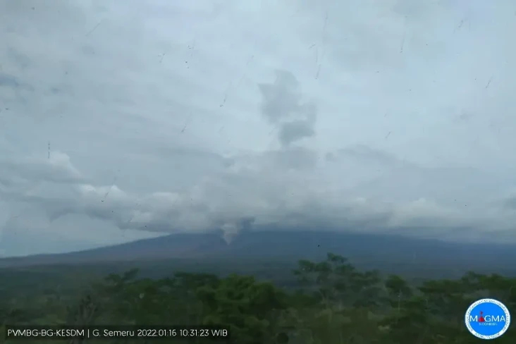 Gunung Semeru Erupsi...