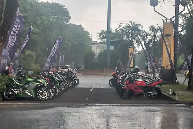 Hujan Deras Guyur Jakarta,...