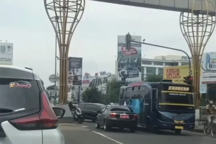 Viral Mobil Pelat Merah...