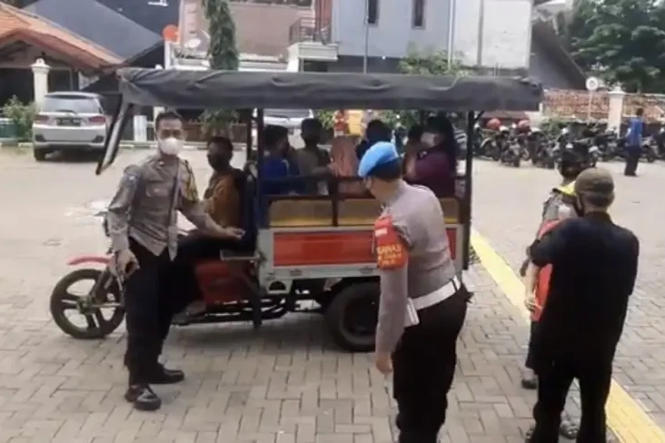 Kiat Unik Polisi Ajak...