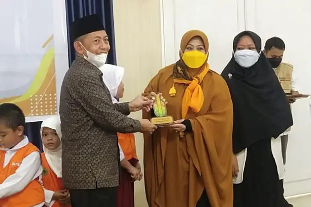 Erna Rasyid Diberi Penghargaan...