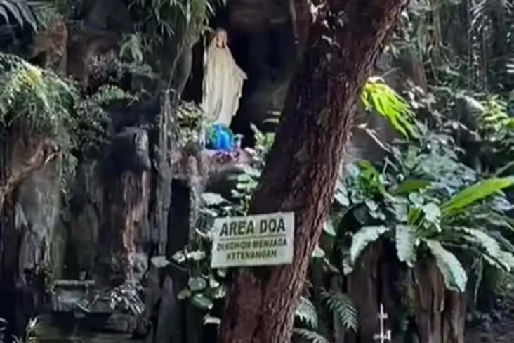 Viral! Penjaga Gua Maria...