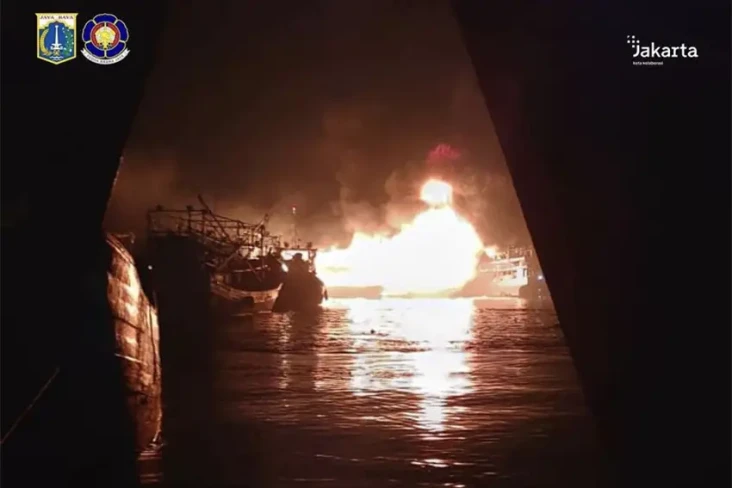 Kapal Terbakar di Pelabuhan...