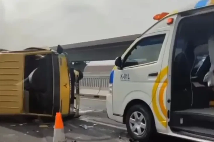 Kecelakaan Truk di Tol...