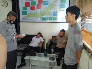 Hendak Buat Rakit Pulang...