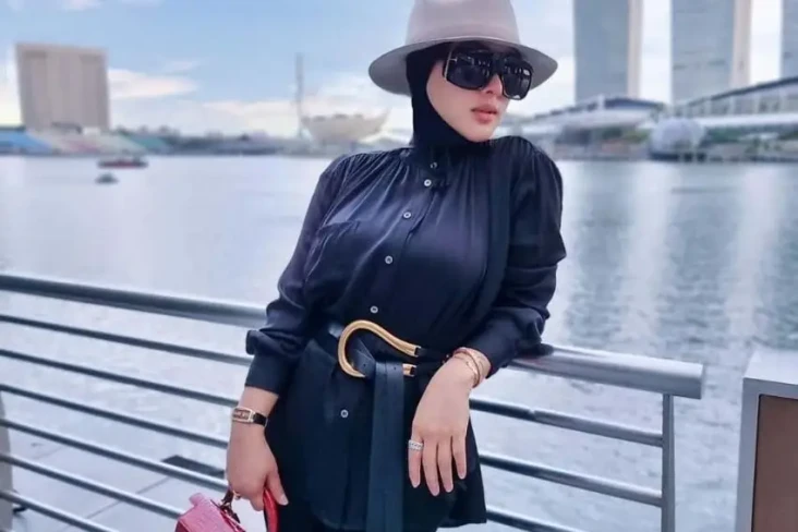 Syahrini Pakai High...