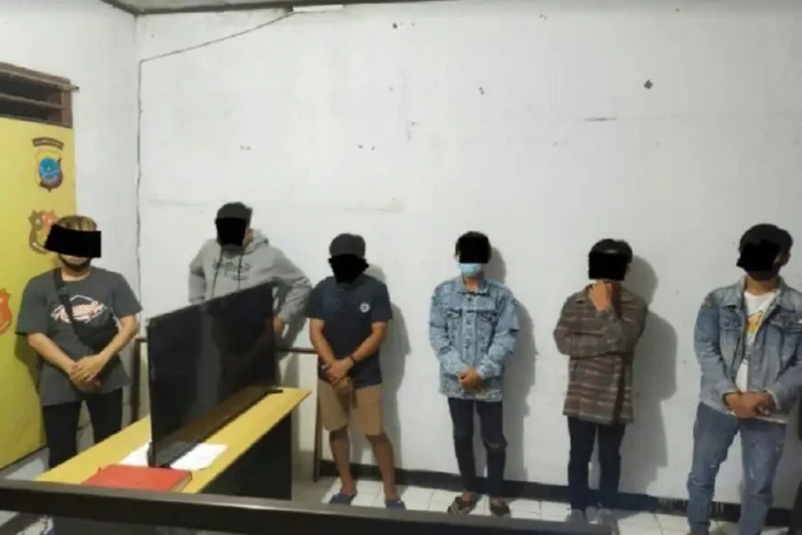 Penampakan 6 Pemuda...