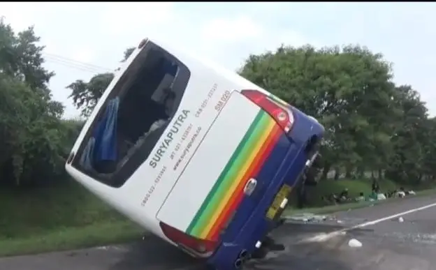 Bus Pariwisata Terguling...