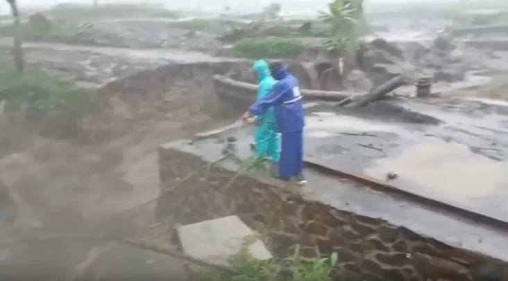 Jembatan Putus, Puluhan...