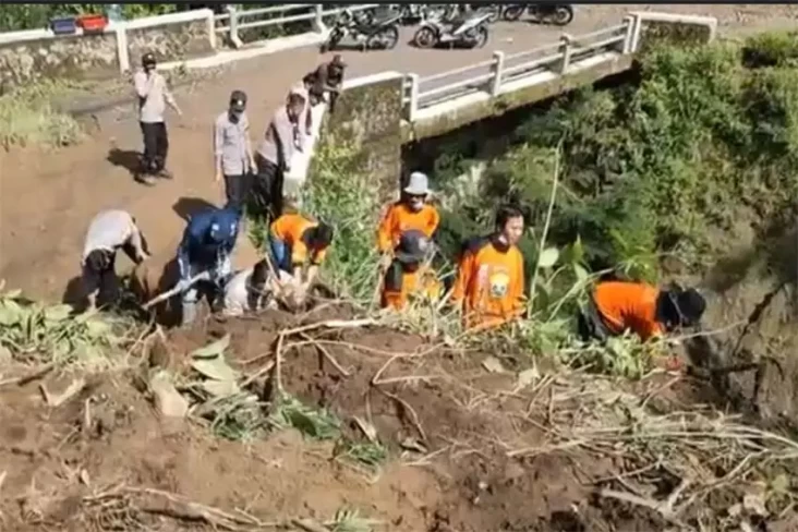 Tebing 25 Meter di Lereng...