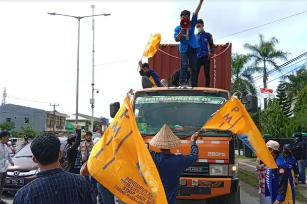 PMII Pangkep Desak DPRD...