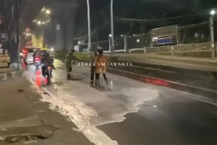 Solar Tumpah di Jalan...