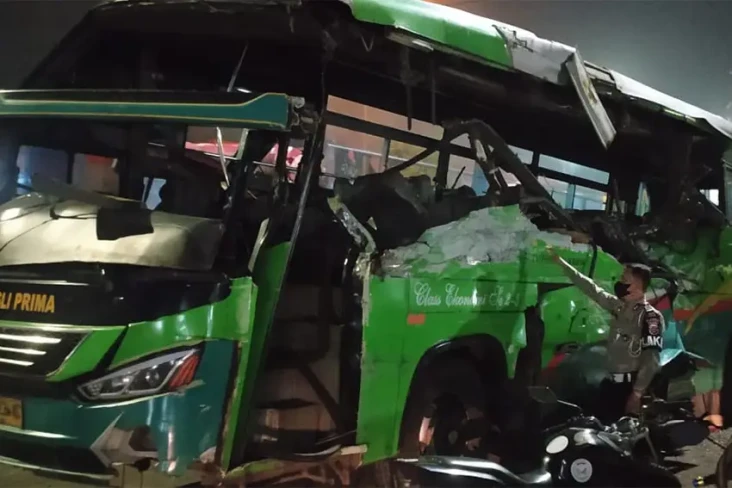 Bus VS Truk di Tol Tangerang,...