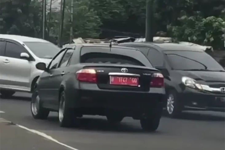 Mobil Pelat Merah Lawan...