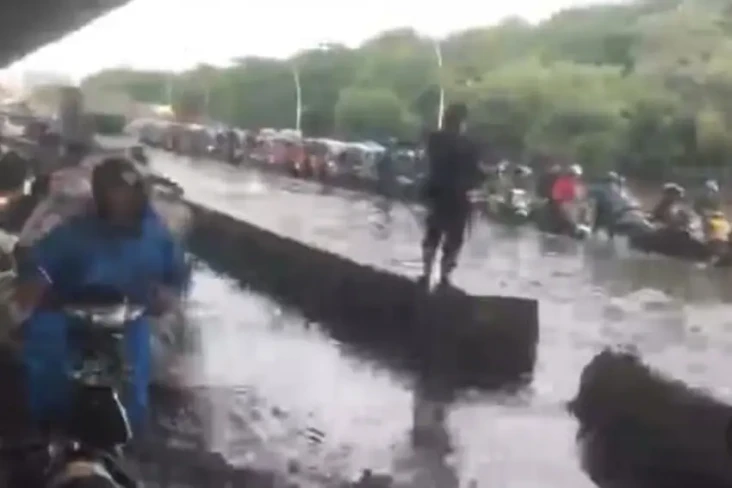 Terobos Banjir, Ratusan...