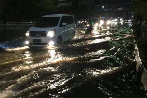 Jakarta Dikepung Genangan,...
