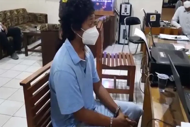 Mencuri Celana Dalam...