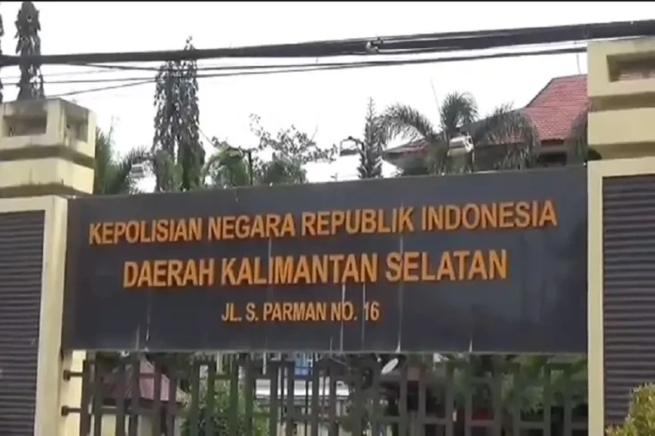 8 Oknum Polisi Hajar...