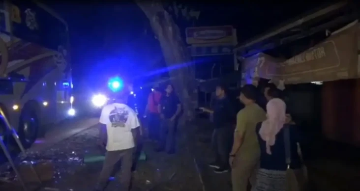 Bus Diserang dan Dirusak...