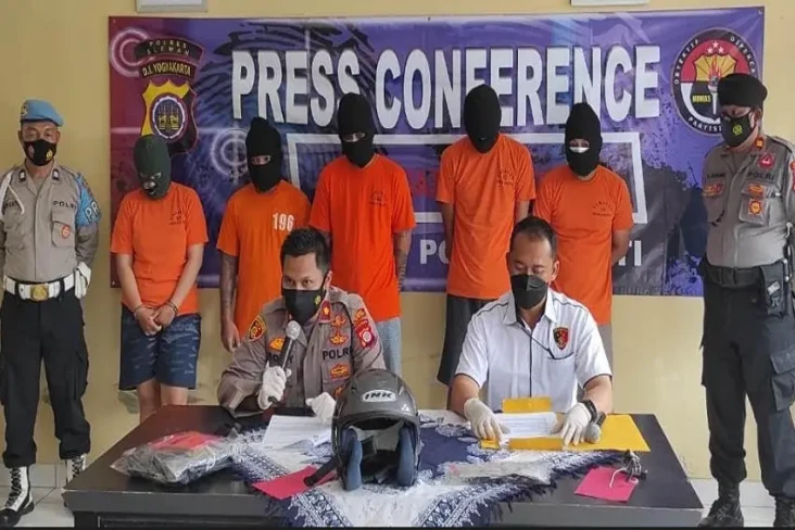 Tidak Terima Diserempet,...