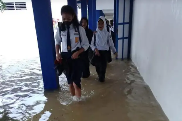 Hujan Deras, Sekolah...