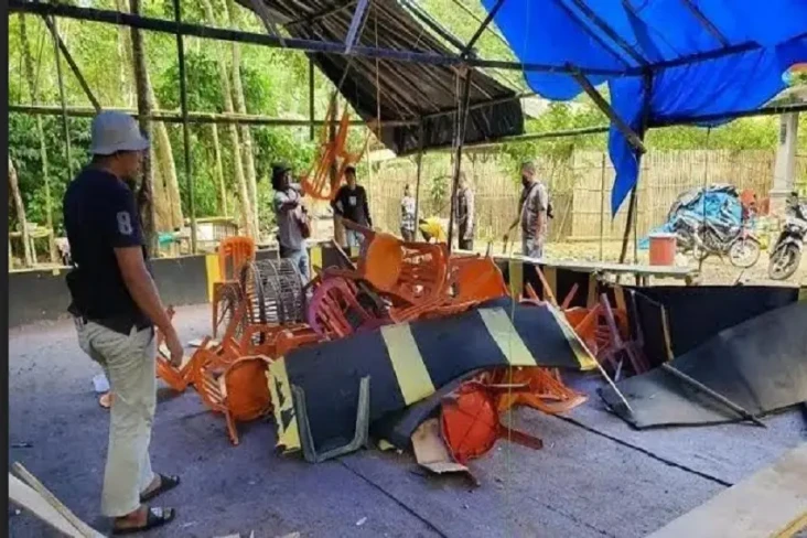 Apes! Sedang Asyik Judi...