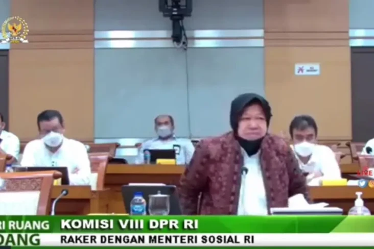 Risma Ingin Sujud Minta...