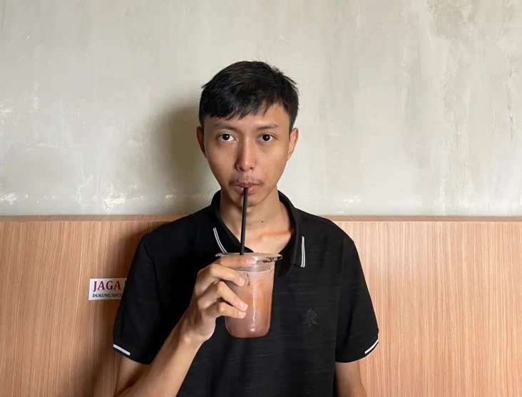 Heboh Ghozali Minum...