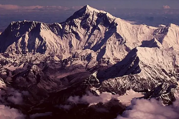 Wajah Muram Gunung Everest,...