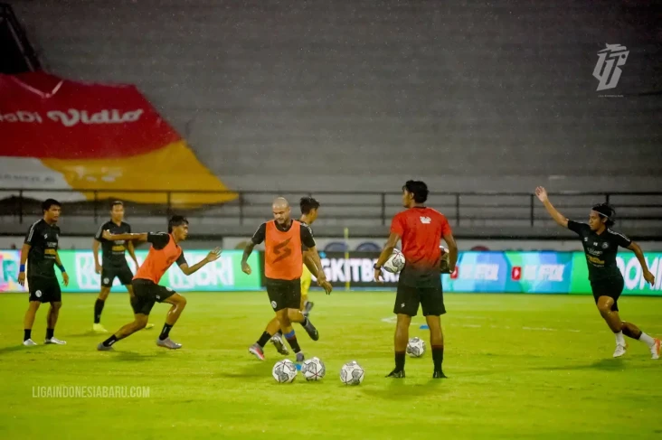 Liga 1 Rehat Sejenak,...