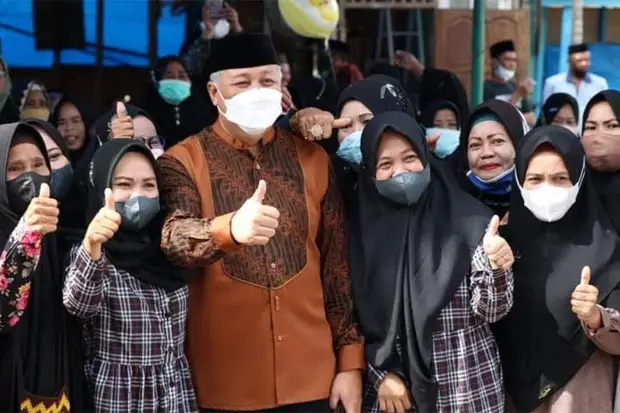 Resmikan Masjid di Padakkalawa,...