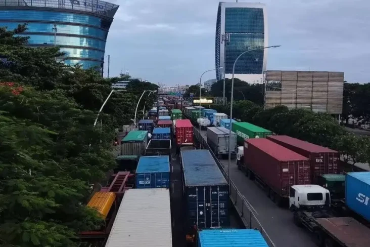 Kecelakaan Truk Trailer...